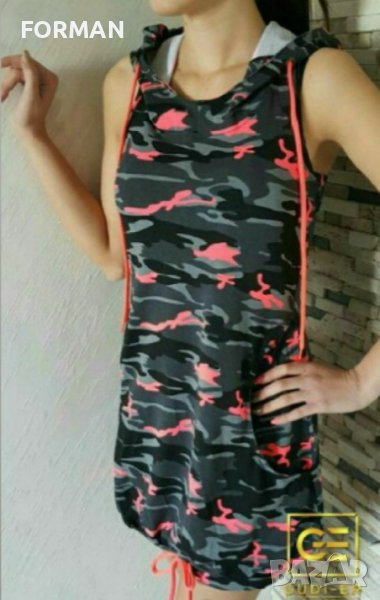Спортна рокля с качулка с милитари щампа в неоноворозови и графитени цветове, снимка 1