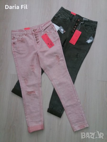 Дънки с накъсан ефект и леко увиснало дъно в милитъри зелен и в розов цвят, снимка 1