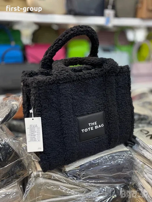 Пухена дамска чанта в черно The tote bag, снимка 1