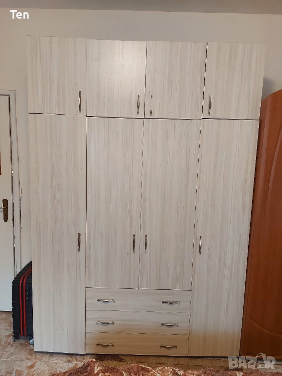 Четири крилен гардероб, снимка 1