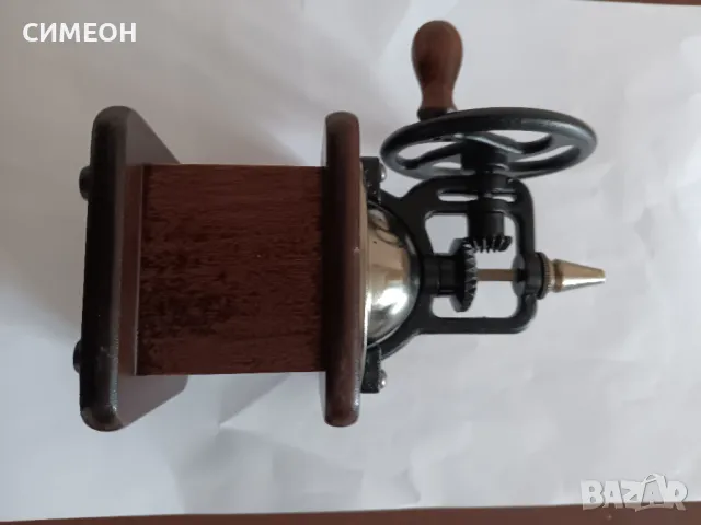 красива механична мелничка за подправки