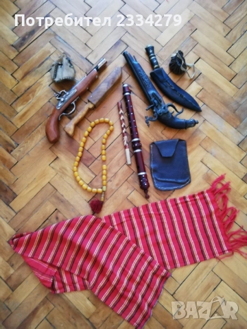 Стари допълнения към мъжка носия: пояс, броеница, чакмак, ножове, реплики пистолети. 