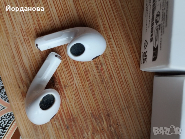 Безжични слушалки от марката Apple, модел Airpods.