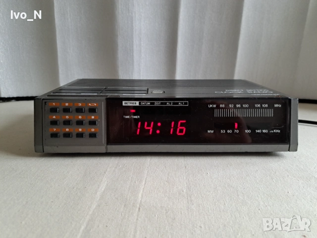 Ретро радио часовник Universum UR 1452.