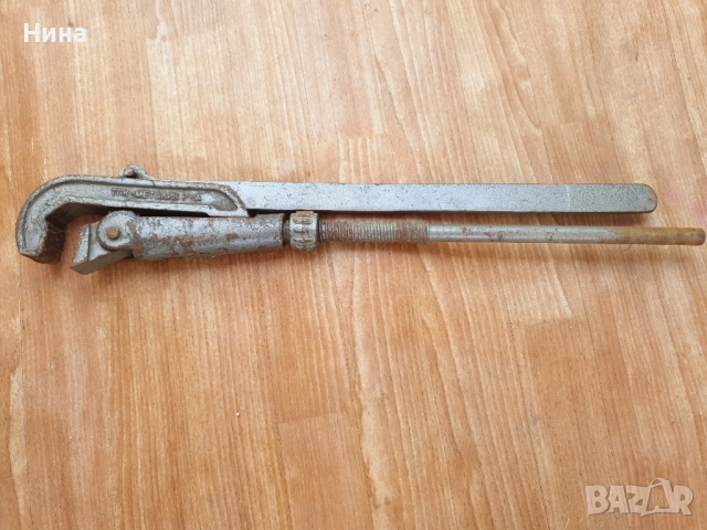 изправен тръбен ключ