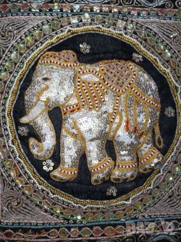 Декоративна възглавничка с релефен слон с пайети, мъниста и камъчета , снимка 3 - Декорация за дома - 43580666