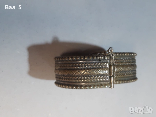 Стар накит възрожденски тип - бронзова гривна . Носия, снимка 2 - Антикварни и старинни предмети - 53075678