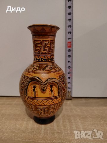 Малък керамичен съд.