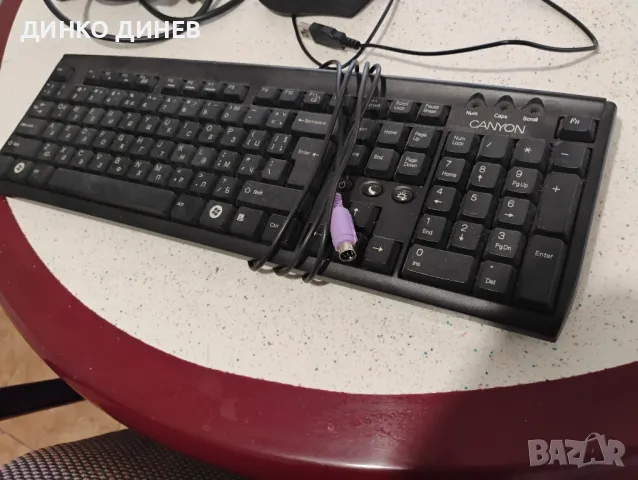 Клавиатура мишка захранващи кабели за компютър