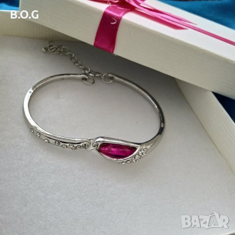 Масивна, дамска сребърна гривна, твърда с удължител за размер. Поставена в подаръчна кутия.