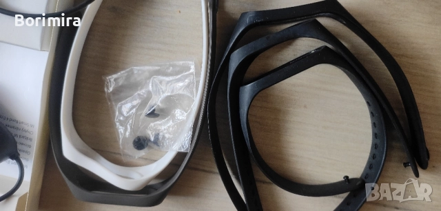 Продавам 2 броя зарядни за смарт гривна mi band 4, с включени каишки, копчета и протектори, снимка 4 - Смарт гривни - 51701899