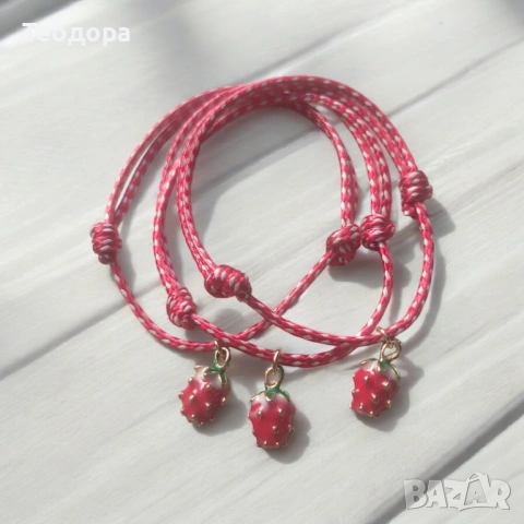 Мартеничка с ягодка 