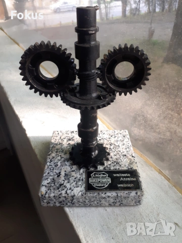 Стар макет редуктори с мраморен постамент