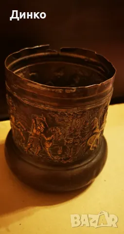 Старинен меден съд в античен стил.