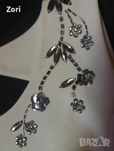 РАЗКОШНА СНЕЖНОБЯЛА кукленска рокля с красиво деколте  - обшито със сребристи камъчета , снимка 3 - Рокли - 43140715