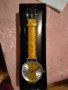 Нов златист часовник на AVON, снимка 1 - Дамски - 37192573