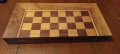 Продавам запазена, класическа дървена табла и шах от 70-те години от дърво с комплект пулове  , снимка 1 - Антикварни и старинни предмети - 44017144
