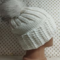 Дамска плетена шапка с папулка- дшб 69, снимка 2 - Шапки - 43309344