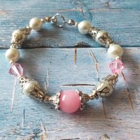 Красива гривна във Викториански стил с розов Жадеит и кристални бели перли в орнаменти цвят сребро , снимка 2 - Гривни - 32556922