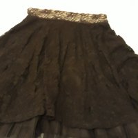 Богата уникална черно и бяло стилна рокля къса с много богата долна част, елегантна ,скъпа материя, снимка 2 - Рокли - 37258618
