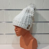 Нова зимна дамска бяла шапка с копчета и с пух/помпон, снимка 8 - Шапки - 35498845