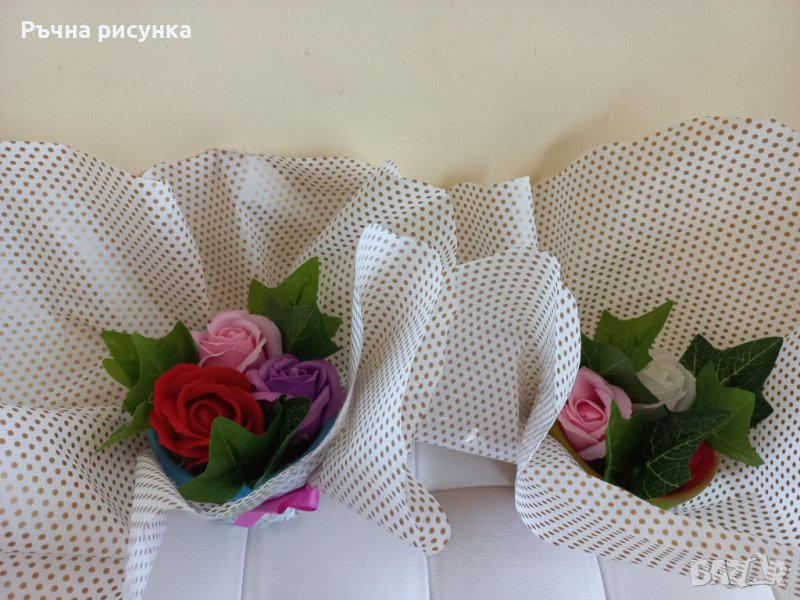 Готов букет с керамична ръчно рисувана кашпа и три броя сапунени ароматни рози , снимка 1