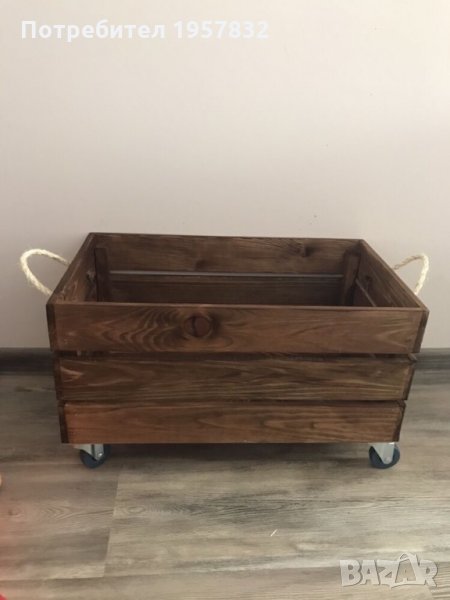 Декоративна дървена щайга с конопени дръжки и колелца в цвят орех, снимка 1