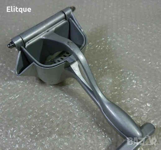 Ръчна метална преса за лимон и цитрусови плодове