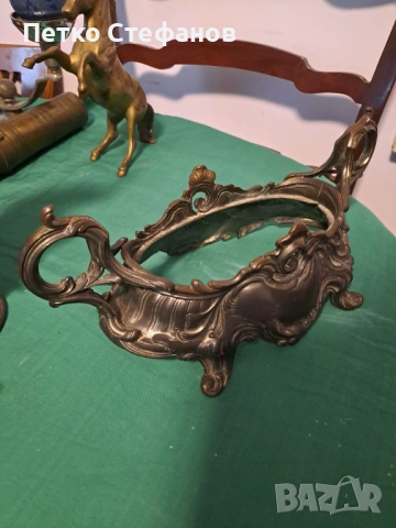 Голяма френска кашпа от масивен месинг в стил барок