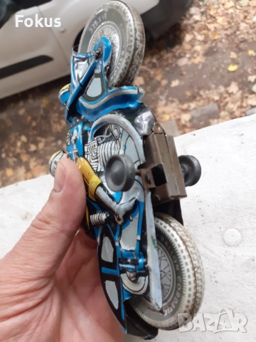 Стара ламаринена играчка с механизъм - моциклетист моторист, снимка 4 - Антикварни и старинни предмети - 51882040