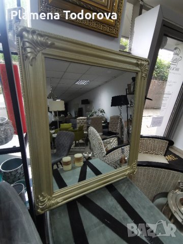 Огледало със златиста рамка 
