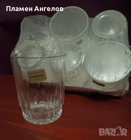 Стъклени чаши за ракия или аперитив. 