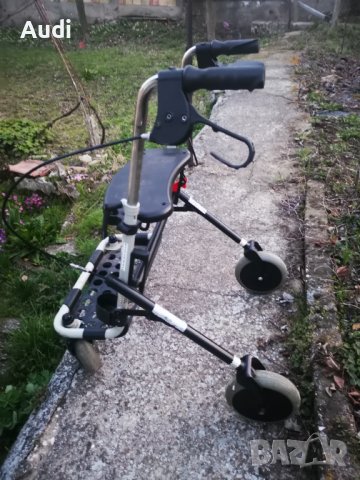 Проходилка ролатор INVACARE  Подходящ за оперирани, възрастни и трудно подвижни хора. Сгъваема, лека, снимка 4 - Ролатори - 40063156