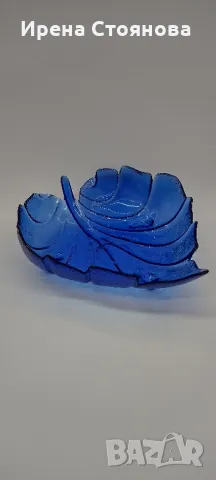 Голяма, стъклена фруктиера във формата на листо с крачета. 