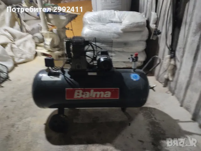 Италиански компресор 270 L, снимка 2 - Мобилна смяна на гуми/джанти - 49226642