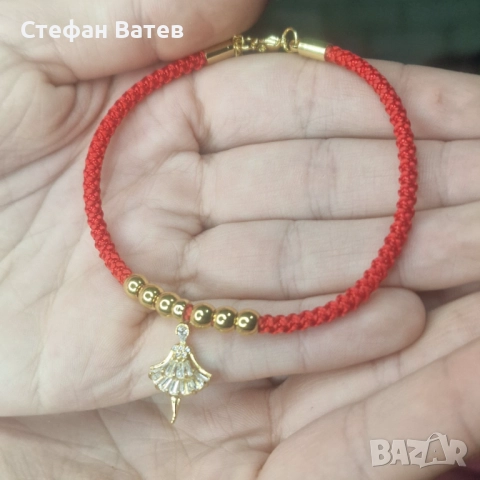 Дамска червена гривна с висулка „Балярина“ от медицинска стомана