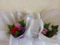 Готов букет с керамична ръчно рисувана кашпа и три броя сапунени ароматни рози , снимка 1 - Декорация за дома - 37992222