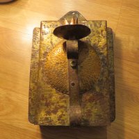 Старинен метален свещник с свещ от 70те с надпис - занаятчийска красива изработка за твоята механа, снимка 1 - Декорация за дома - 39120616