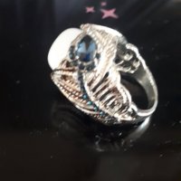 Дамски пръстен със сребърно покритие S925 - млечно бял камък и сини кристали, снимка 3 - Пръстени - 27525342