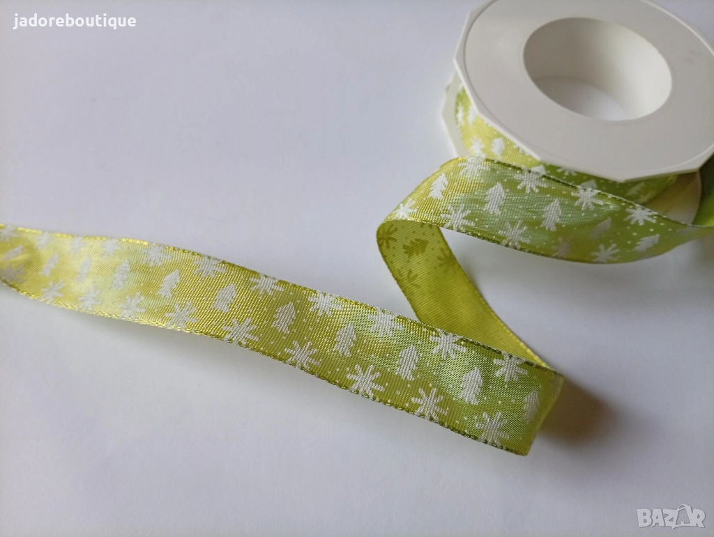Коледна панделка - зелена с елхички и снежинки 1 метър или 20 метра ролка, снимка 1