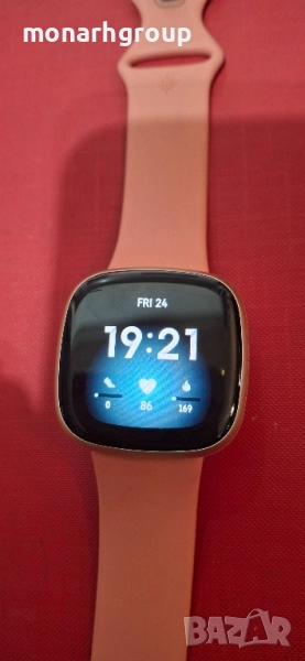 Смарт часовник fitbit versa 3 със заряно, снимка 1