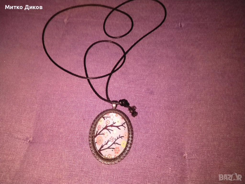 овално колие с висулка с декорация на цъфтящо дърво и восъчна верижка винтидж, снимка 1