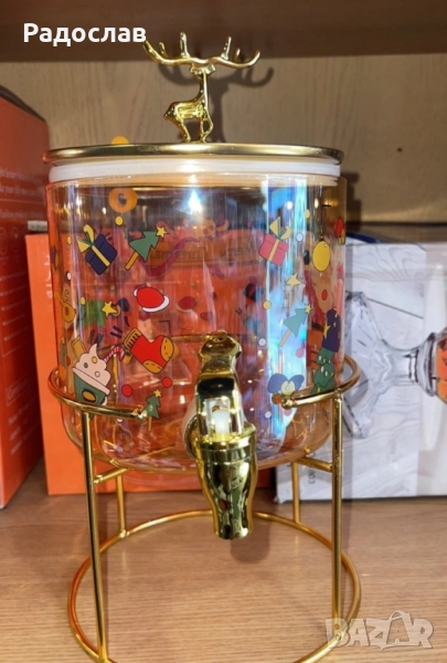 Стъклен диспенсър за напитки 2.6 L с коледен дизайн и златиста стойка., снимка 1