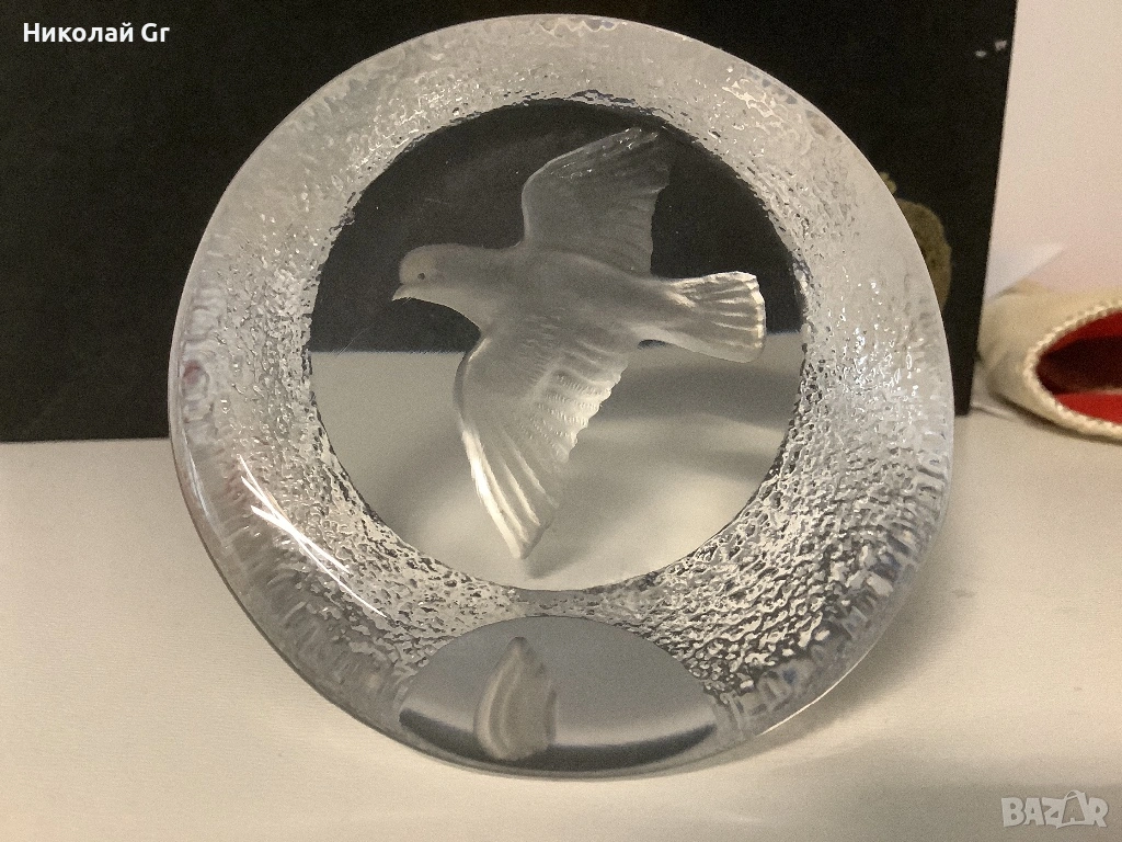 Преспапие  кристал произведено в Швеция подпис Матса Йонассона “Гълъб на мира”, снимка 1