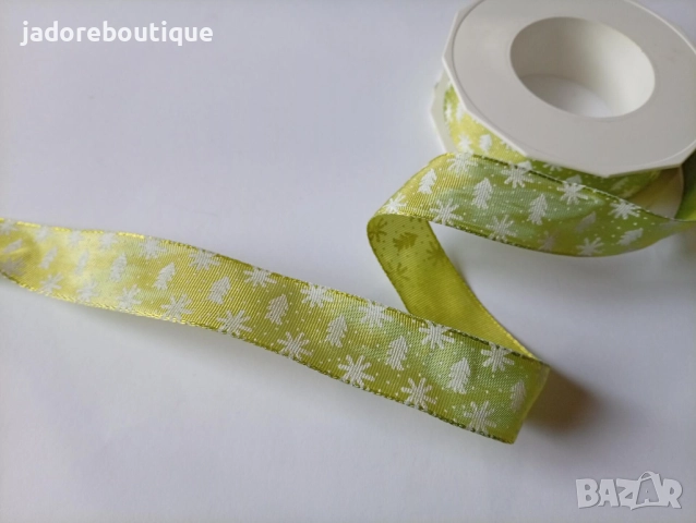 Коледна панделка - зелена с елхички и снежинки 1 метър или 20 метра ролка