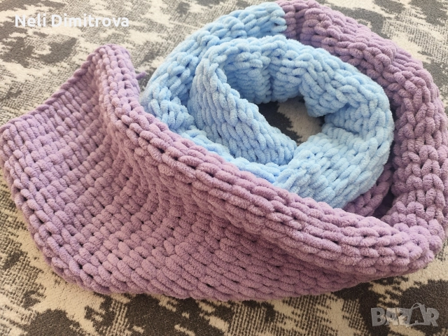 двуцветен плетен шал от плюшена прежда, снимка 2 - Шалове - 52546861