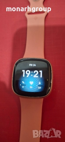 Смарт часовник fitbit versa 3 със заряно
