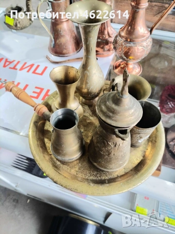ЛОТ ОТ БРОНЗОВИ СЪДОВЕ С ПОДНОС. 