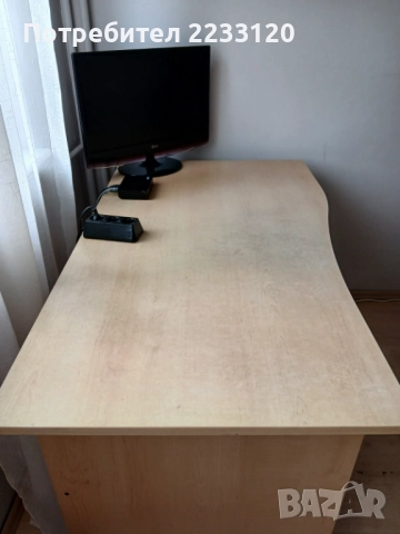 Продавам поръчково бюро.