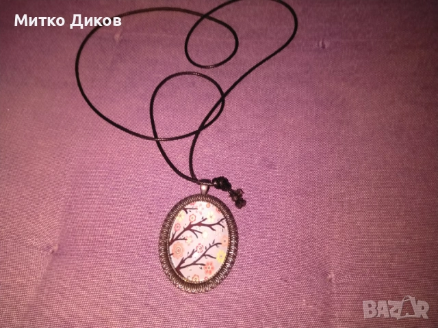 овално колие с висулка с декорация на цъфтящо дърво и восъчна верижка винтидж